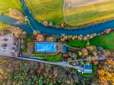 Pemandangan udara kolam renang luar ruangan di Streitberg di Bavaria, Jerman. Kolam renang luar ruangan ini terletak di kaki Kastil Neideck. Kolam renang ini dibangun untuk keluarga Streitberg pada tahun 1931. Hingga saat ini, bentuk kolam tersebut dari tahun 1930-an masih dipertahankan.