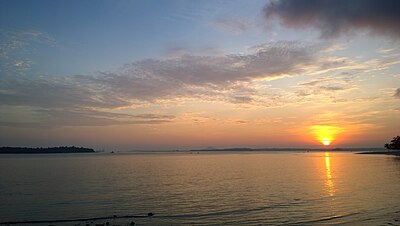 Matahari terbit, dilihat dari Changi Boardwalk, Changi, Singapura.