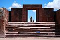 Blick auf den Ponce-Monolithen durch das pseudowissenschaftlich rekonstruierte Tor von Kalasasaya, das einen völlig falschen Eindruck von der Tiwanaku-Architektur vermittelt