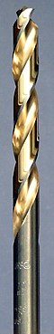Спиральное сверло стального цвета со спиральной канавкой золотистого цвета.