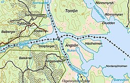 Tjuvholmen är den lilla holmen där Dalarnas län (uppe till vänster), Gävleborgs län (uppe till höger), Uppsala län (nere till höger) och Västmanlands län (nere till vänster) möts. Dalälven rinner från vänster till höger, och Färnebofjärden breder ut sig åt höger.