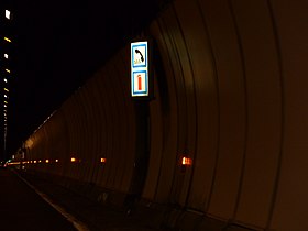 CE2a, CE29 Panneaux lumineux - poste d'appel d'urgence et moyens de lutte contre l'incendie, dans le tunnel du Mont-Blanc, entre la France et l'Italie.