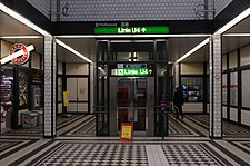 De lift van de U4 in de reizigerstunnel.