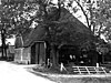 Stolpboerderij, aan de rand van het dorp gelegen, houten topgevel boven het woongedeelte. In de top een vlieringluik. Zijwand van hout (Gepotdekselde delen)