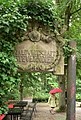 Alter Schmuckstein vor dem Restaurant Steuerndieb