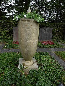 Werner Hügin-Straumann (1918–2001) Professor, Dorette Hügin-Straumann (1928–2018) Malerin, Restauratorin. Grab, Friedhof am Hörnli. Samuel Bell-Vollenweider (1873–1934) Samuel Bell Söhne, Fleischproduzent, Emma Bell-Vollenweider (1876–1944), Grab, Friedhof am Hörnli