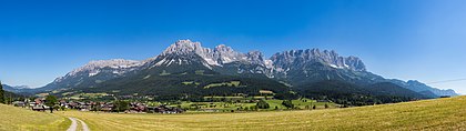 Vista panorâmica do maciço Kaisergebirge nos Alpes Orientais. Em primeiro plano pode-se ver a cidade de Ellmau, Tirol, Áustria. (definição 10 000 × 2 819)