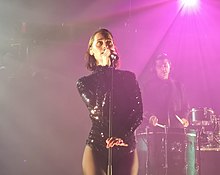 Yelle en concert, les mains serrées sur son micro