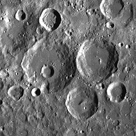 Снимок зонда Lunar Reconnaissance Orbiter. Кратер Жуковский в левой центральной части снимка.