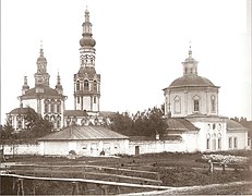 Покровский монастырь. Походяшинская (слева) и Покровская церкви
