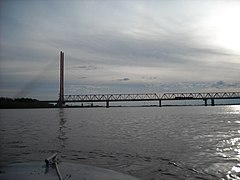 Le pont vu de l'Ob avec le pont ferroviaire en premier-plan.