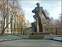 Pomnik poległych marynarzy "Kurska" znajdujący się koło budynku muzeum