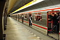 Posuvné dveře na soupravě pražského metra typu 81-71M se zasouvají do stěny vozidla