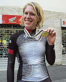 Ellen van Dijk montrant sa médaille d'or.