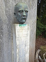 Familiengrab auf dem Friedhof am Hörnli, Riehen, Basel. Adolf Hottinger (1866–1936), Pauline Hottinger (1876–1966), Hans Hottinger (1902–1950), Mary Hottinger- von Schmid (1901–1965), Adolf Hottinger (1897–1975), Claire Hottinger-Levy (1908–1986). Büste von Alexander Zschokke.