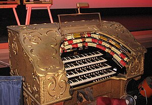 English: Avalon Casino's Page Organ console wi...