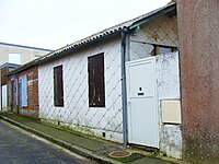 Deux baraques : une française à gauche, une canadienne à droite, au 4, rue de Reims à Brest Saint-Marc (2011).