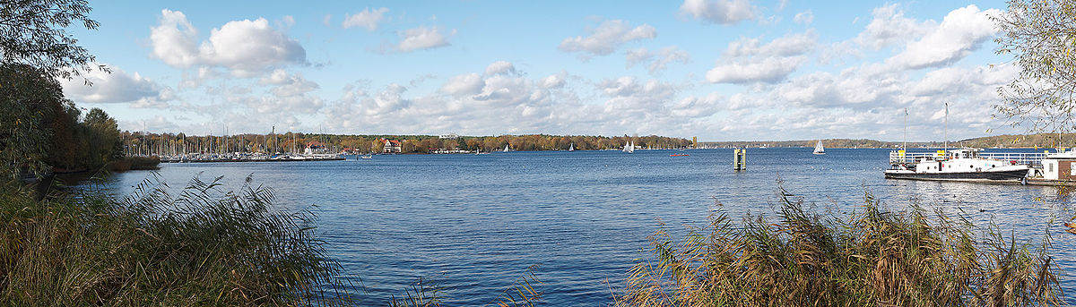 Großer Wannsee, eine Bucht der Havel. Rechts liegt eine Fähre an der Anlegestelle Wannsee