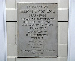 Kamienna tablica umieszczona na ścianie budynku. Wyryty napis: Faustynowi Czerwijowskiemu 1873-1944 Pierwszemu dyrektorowi biblioteki publicznej m.st. Warszawy w latach 1907-1937 Współtwórcy bibliotekarstwa w Polsce, działaczowi, wychowawcy, patriocie w roku jubileuszowym biblioteki. Na dole data cyframi rzymskimi 1957