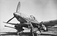 東部戦線にて、Ju 87 G シュトゥーカ(ハンス＝ウルリッヒ・ルーデル搭乗機、BK 3,7航空機関砲（英語版）搭載)のユンカース ユモ 210エンジンを、イナーシャ・ハンドルにて手動始動を試みる地上要員(1944年)。なお、Ju 87は電動・手動併用式慣性始動機を搭載していた[75]。