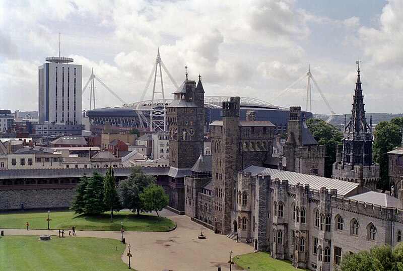 Tập tin:Cardiff Castle and Millennium Stadium.jpg