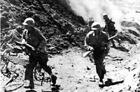 동굴을 폭파하기 전 대피중인 미군. 1945년 오키나와