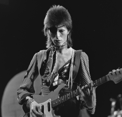David Bowie - TopPop 1974 10.png