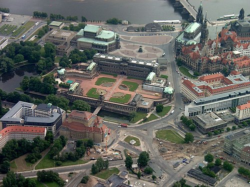 Taschenbergpalais unterhalb des Residenzschlosses Dresden (am rechten oberen Bildrand)