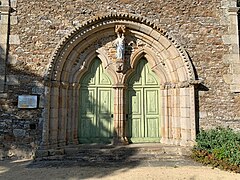 Portail sud de l'église Saint-Nicodème de Bourseul dans les Côtes d'Armor.