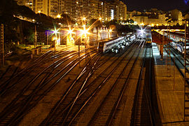 Vista nocturna da zona dos talleres desde a pasarela peonil.