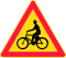 Pyöräilijöitä/Ciklista på körbanan