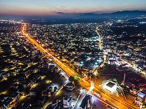 Gönyeli'nin havadan görünümü. Fotoğrafın ortasındaki Lefkoşa-Güzelyurt Anayolu olup kuzeybatı istikametine bakılmaktadır.