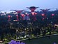 Allabendliche Lichtspiele auf den sog. "super trees" in Gardens by the Bay, Marina bay, im Hintergrund der Hafen von Singapur, Singapur, fotografiert vom 17. Stockwerk des Marina-Bay-Sands-Hotels