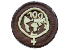 Gâteau d'anniversaire avec une mappemonde en forme de symbole des femmes. Dessus, des pays représentés avec une projection cordiforme. En haut, le chiffre 100