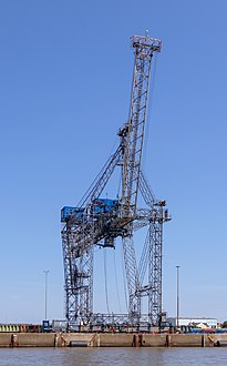 Une grue, dite girafe, sur un quai au bord de la Weser à Bremerhaven. Elle a été construite en 1976 par Peiner Träger (de). Sa hauteur est de 54m. Juin 2022.