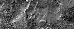 Primer plano de las características del flujo glacial en el cráter Cruls, HiRISE, Mars Reconnaissance Orbiter