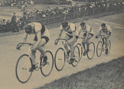 Photographie montrant quatre cyclistes à l'entraînement sur un vélodrome.
