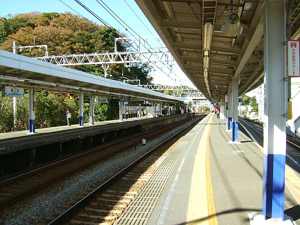 600px-Keikyu-railway-Horinouchi-station-platform.jpg