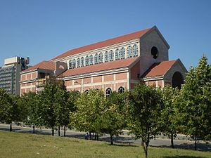 Photographie d'une église moderne dénuée de clocher et de verrières.