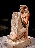 Ձեռքին փորագրաքանդակ բռնած Ամենեմհատի ծնկի իջած արձան, մ․թ․ա․ մոտավորապես 1500 թվական, կրաքար, Բեռլինի եգիպտական թանգարան