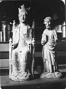 Träskulpturer: tronande Madonna och apostel.