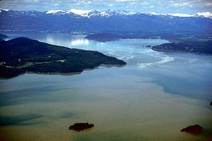 English: Aerial view of Lake Pend Oreille on t...