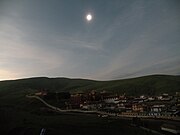 Éclipse au-dessus du monastère de Litang, ancienne province tibétaine du Kham du Tibet, en Chine.