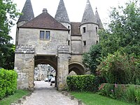 Porte fortifiée de l'abbaye.