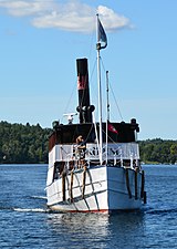 M/S Enköping närmar sig Mälarhöjdsbadet i Stockholm.