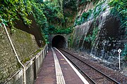 ホーム。佐世保駅側はトンネルに面する（2018年10月）