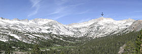 Vue du mont Conness (à droite, indiqué par une flèche).