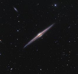 La galaxie spirale de l'Aiguille (NGC 4565), distante de plus de trente millions d'années-lumière, visible par la tranche dans la constellation de la Chevelure de Bérénice. (définition réelle 4 064 × 3 843)
