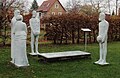 Skulpturengruppe „Röckener Bacchanal“ vor dem Geburtshaus