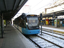 En A32-spårvagn står på station Alvik som kör på Nockebybanan år 2005.